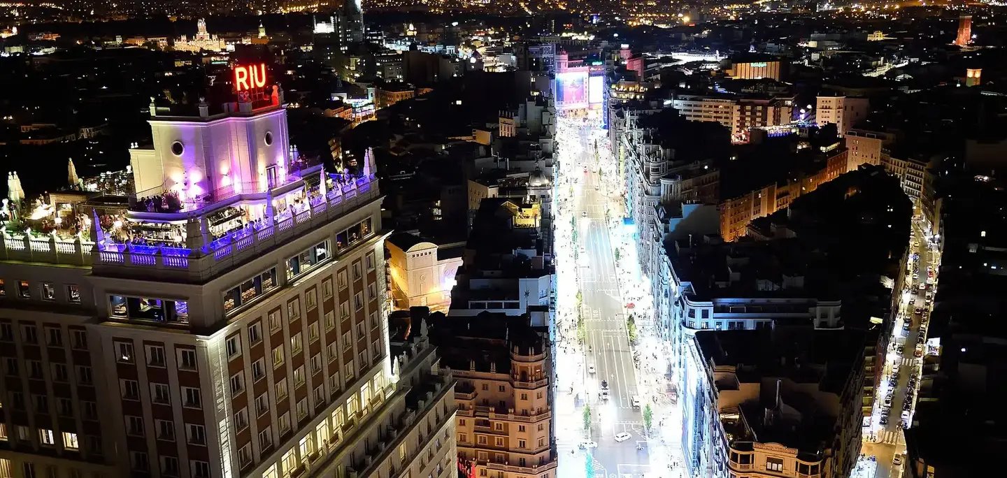 Gran Vía y el Edificio España de noche